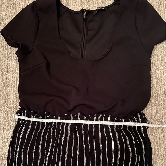 Fashion nova jumpsuit (S) - Picture 5 of 13